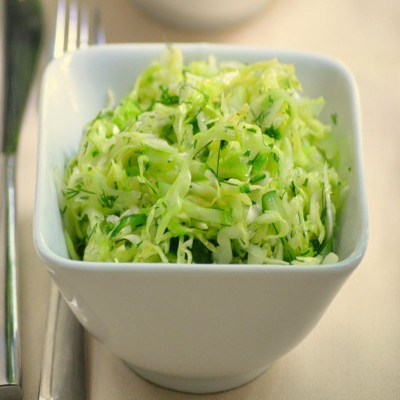 Κριτσανιστή σαλάτα με λάχανο και αγγούρι